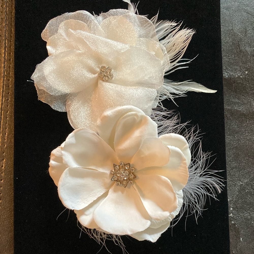 Elegant White Floral Hair Accessories. Choose your favourite  Daisy or Starburst